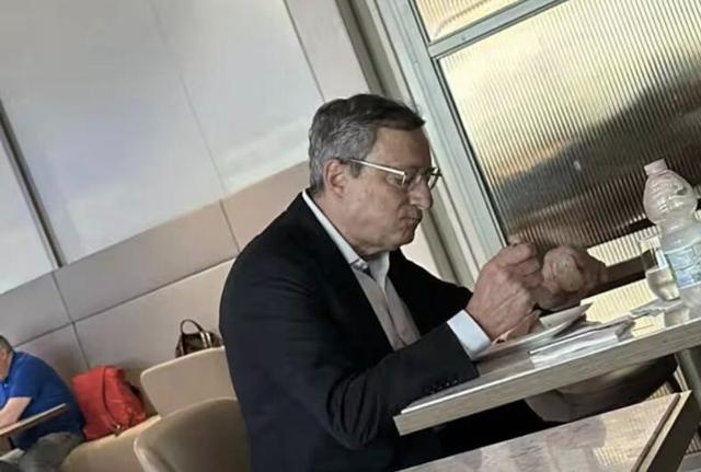 Mario Draghi pranza in aeroporto