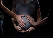 Maternità surrogata “crimine universale”. Primo ok alla legge che la vieta