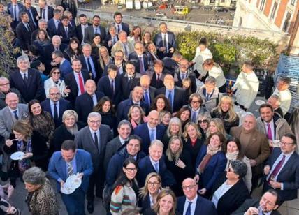 Meloni festeggia il compleanno in terrazza: party a Roma con i deputati di FdI