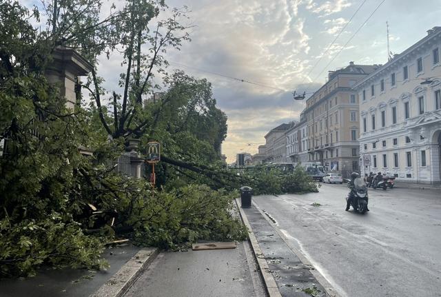 Violento nubifragio a Milano (foto via Twitter)