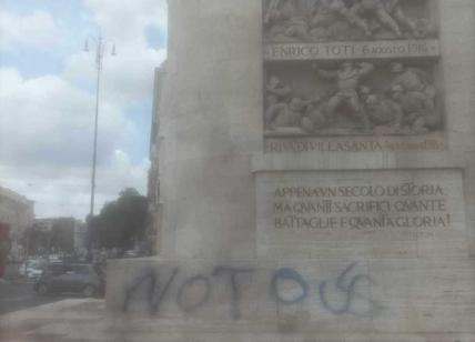 Roma, imbrattato con una svastica il monumento del bersagliere a Porta Pia