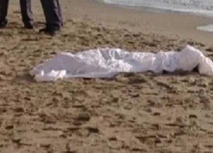 Torvajanica, il giallo della spiaggia: uomo trovato morto a 2 metri dalla riva