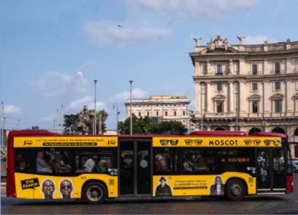Roma, la Città Eterna si tinge di giallo con gli autobus firmati Moscot