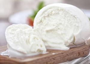 L'ultima bufala: la mozzarella con latte congelato. Coldiretti: “Servono 15 mln per salvare 600 allevamenti"