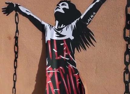 Ilaria Salis, il murales spezza le catene dietro l'ambasciata ungherese a Roma