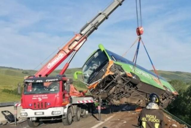 Bus finisce in una scarpata sull’A16 Napoli-Canosa