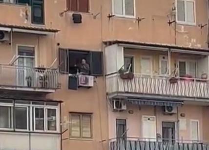 Napoli Far West: uomo spara dal balcone. Moglie trovata morta. Lui si è ucciso