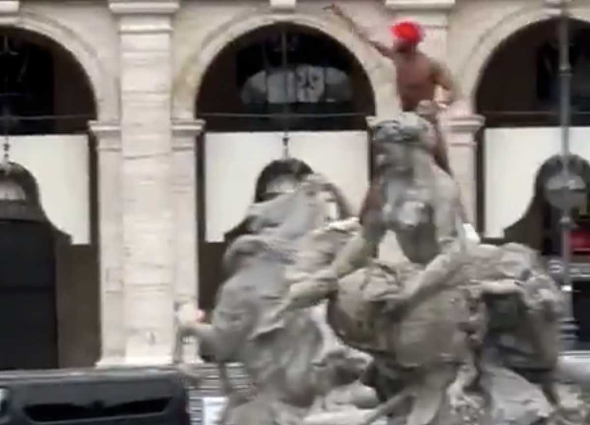 nudo fontana della naiadi a Roma 01