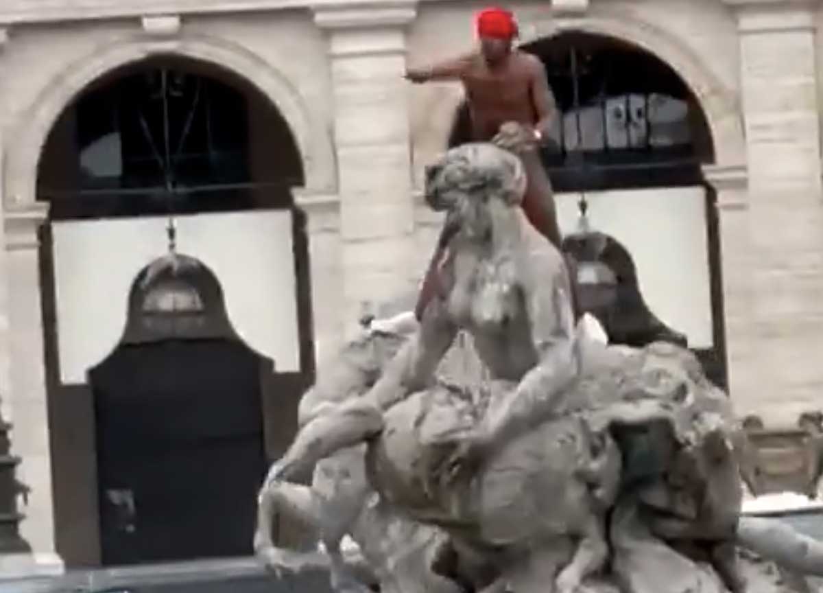nudo fontana della naiadi a Roma 04