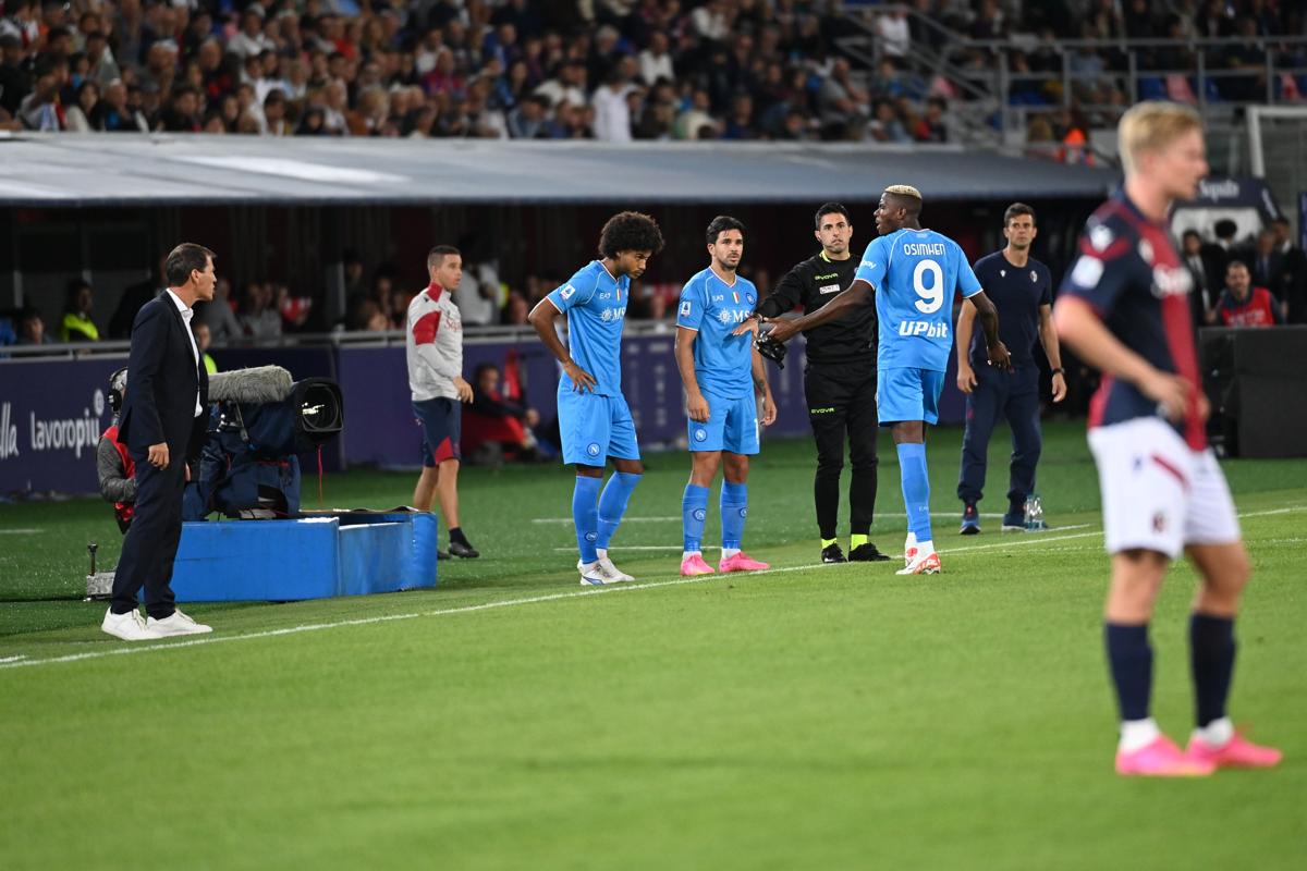 Osimhen esce dal campo dopo la sostituzione in Bologna-Napoli (foto Ipa)