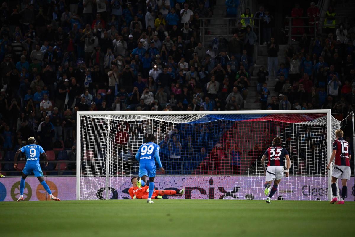 Osimhen sbaglia il rigore a Bologna (foto Lapresse)