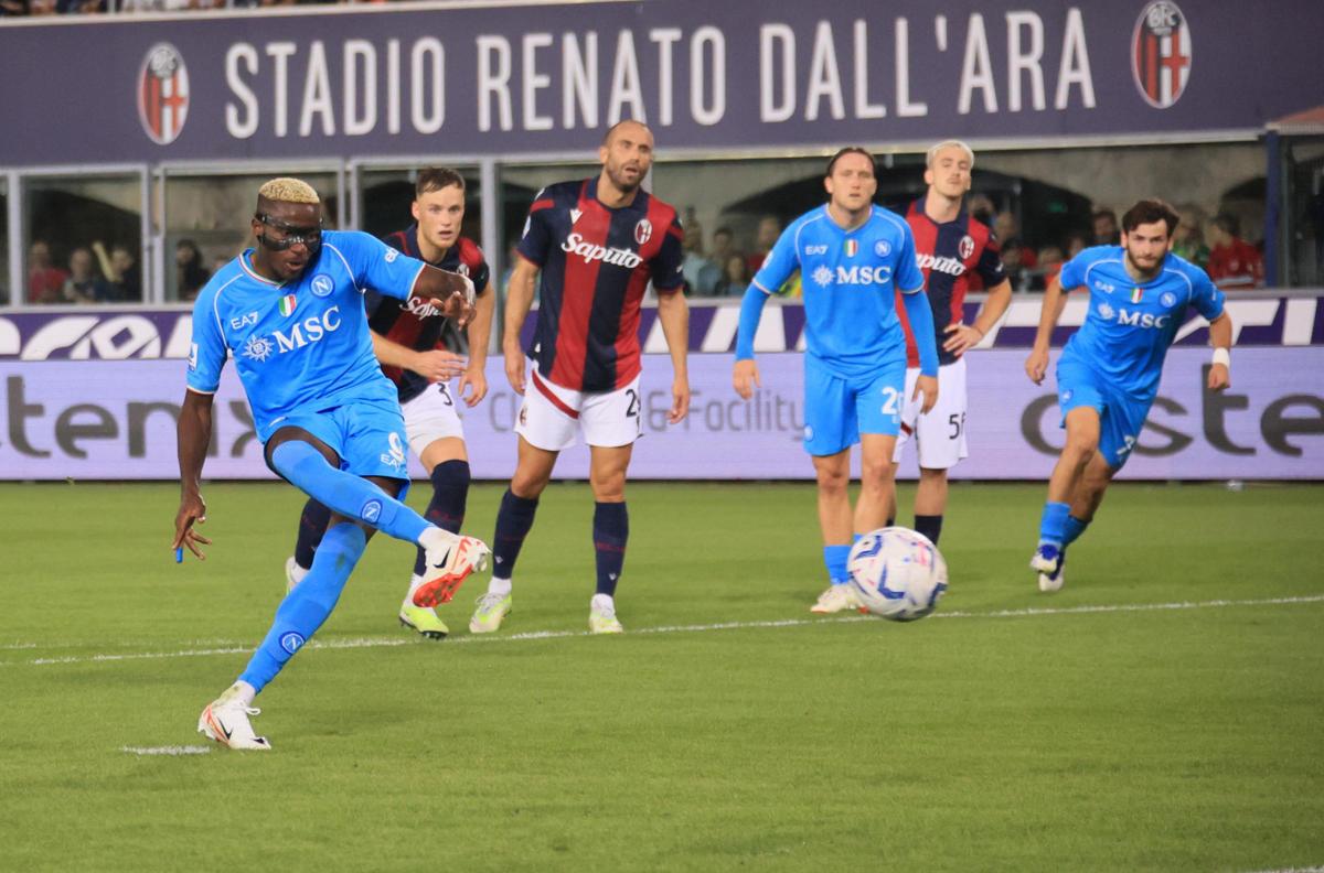 Osimhen sbaglia il rigore a Bologna (foto Lapresse)