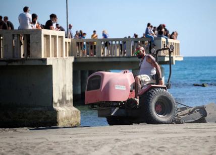 Si tuffa dal pontile di Ostia e finisce sugli scogli. Turista in fin di vita