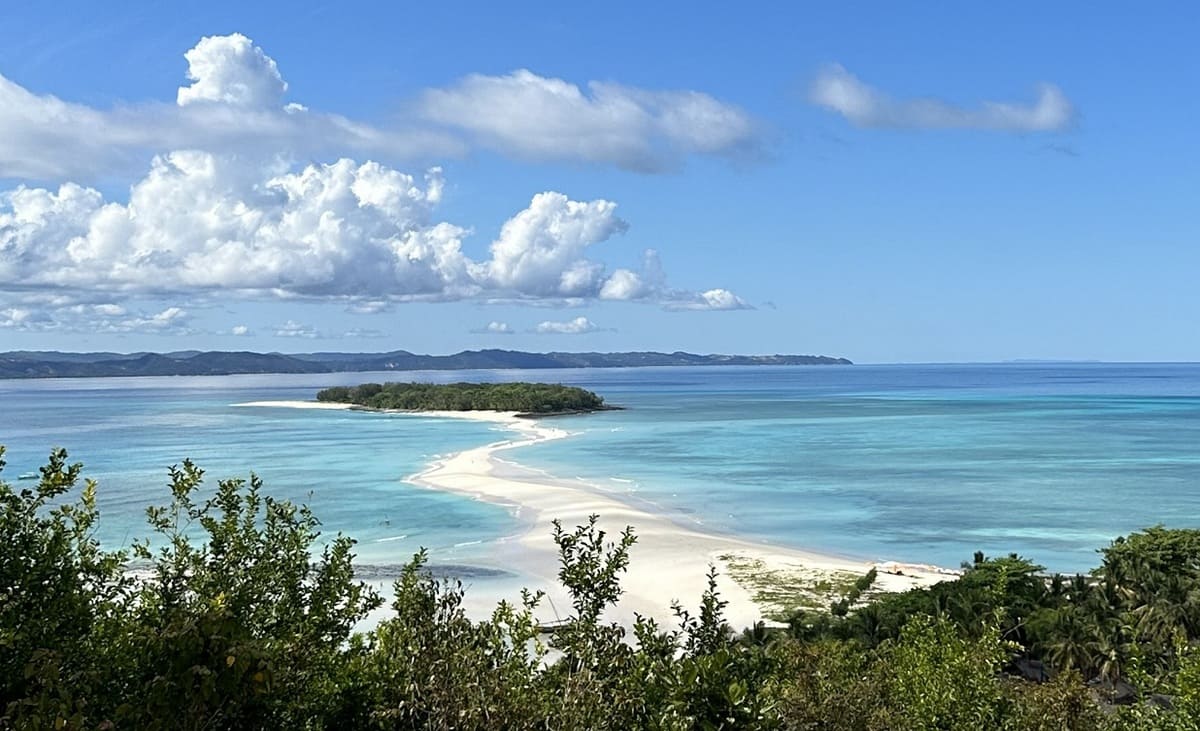 Panorama mozzafiato dal faro dell’isola di Nosy Iranja, progettato dall'ingegnere francese Gustave Eiffel ed edificato nel 1909 durante il periodo colo