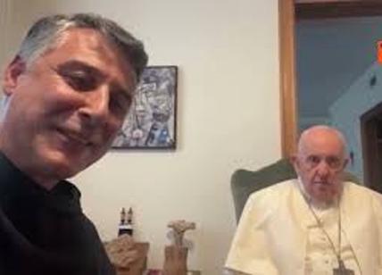 Fuori onda del Papa con Padre Fortunato su Facebook: "Ma quanti sono?"