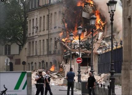 Incendio a Parigi, crolla un palazzo: diversi feriti. Ipotesi fuga di gas