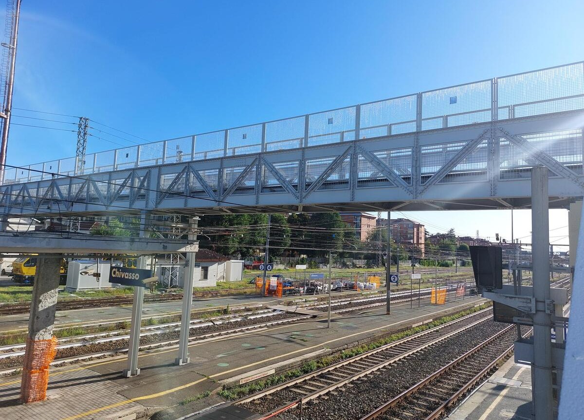 RFI, Chivasso: rinnovata la storica passerella pedonale della stazione