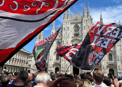 Bandiere, applausi e silenzio. I funerali di Berlusconi da piazza Duomo