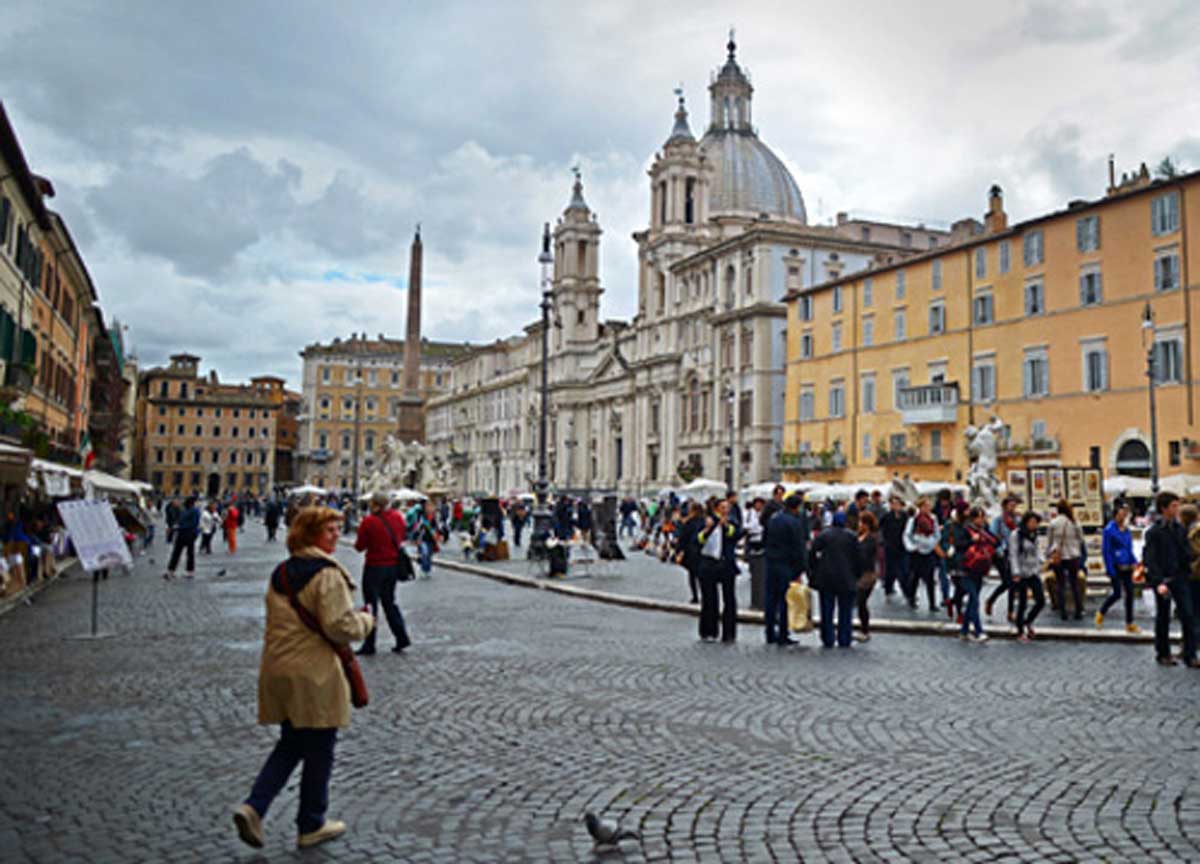 Piazza Navona, coppia fa sesso in finestra: il video spopola sui social |  Foto 3 - Affaritaliani.it