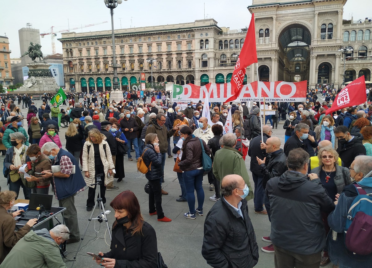 Piazza Duomo, 23 ottobre, Un momento della manifestazione La salute non si vende, la sanità pubblica si difende