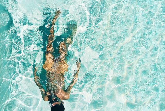 Bagno in piscina nudi nelle ville di Roma