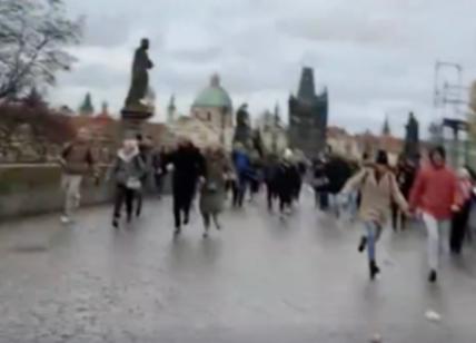 Praga, studenti urlano e cercano di mettersi in salvo: il video della fuga