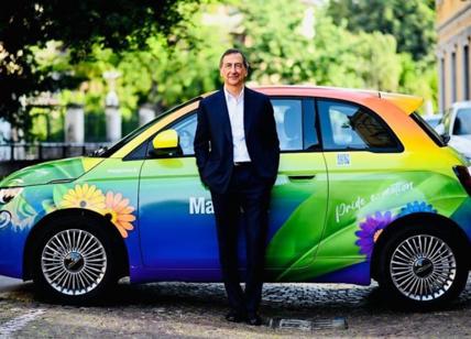 Milano, Sala posa con auto arcobaleno: "Pride più che mai"