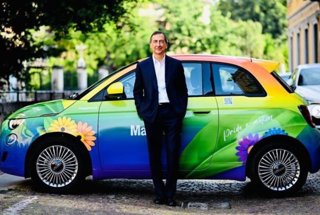 Sala posa con auto arcobaleno per il Pride 2023