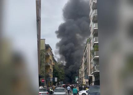 Esplosione a Milano, estinto l'incendio. Ferito l'autista del furgone