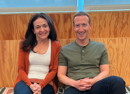 Meta, Sheryl Sandberg si dimette. Zuckerberg perde il suo braccio destro
