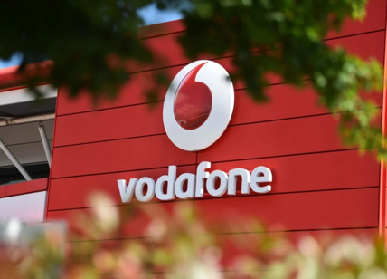 Swisscom soccorre Vodafone Italia: cosa c'è dietro l'offerta cash da 8 mld