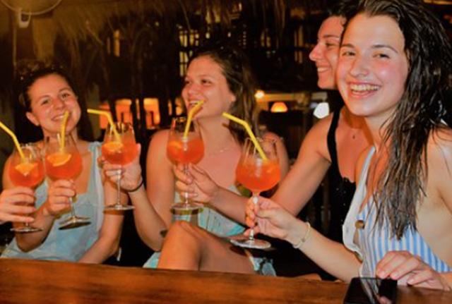 Ragazze che bevono Aperol Spritz