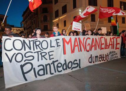 In piazza a Roma 800 studenti, zero incidenti: “Piantedosi, non finisce qui”
