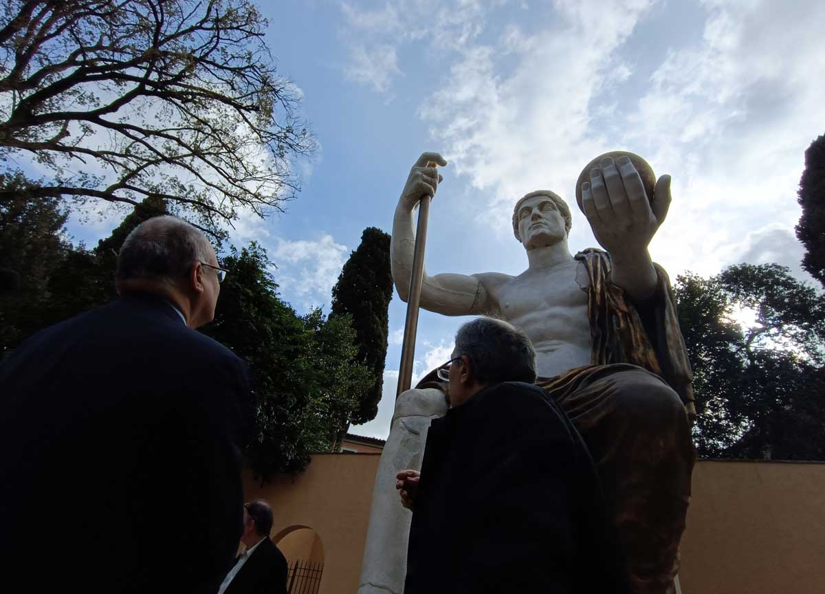 ricostruita la statua colossale di costantino e esposta gratuitamente a roma foto 4