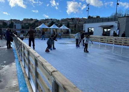 Natale a Rignano Flaminio, il villaggio fa show con la pista di ghiaccio