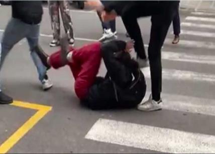 Rissa tra gang all'alba: 21enne accoltellato a piazza Re di Roma, è gravissimo