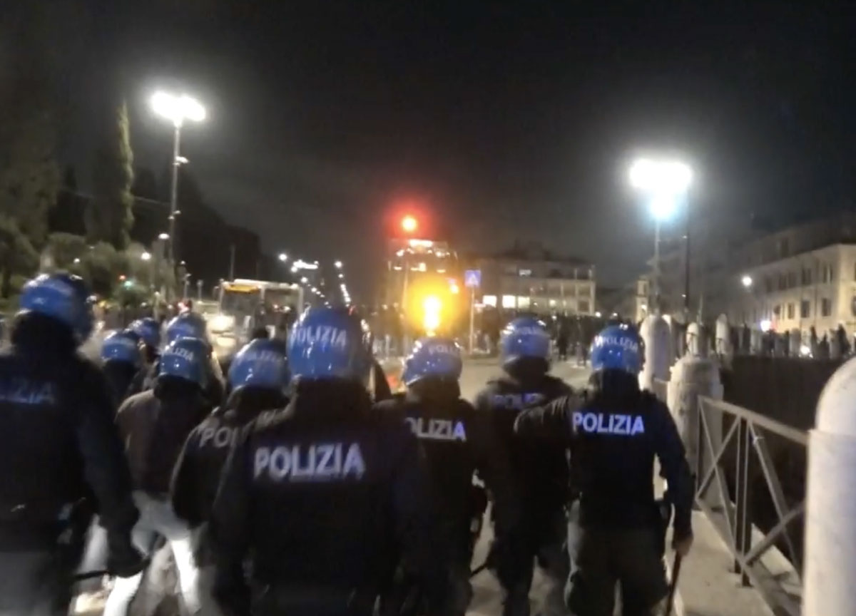 roma feyenoord polizia blocca i tifosi della roma 02