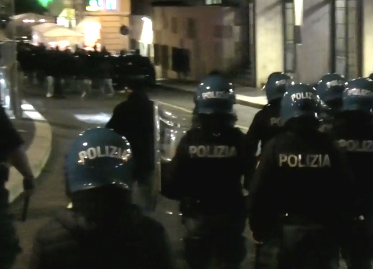 roma feyenoord polizia blocca i tifosi della roma 01