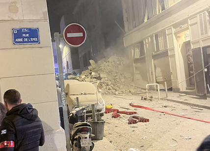 Marsiglia, crolla un palazzo nella notte. Fino a 12 persone sotto le macerie