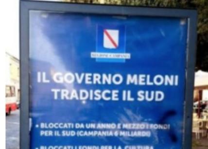 De Luca tappezza la Campania di manifesti: "Il governo Meloni tradisce il Sud"