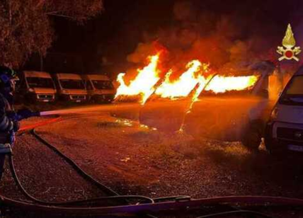 Roma, bruciano 22 scuolabus in via Ostiense. Indagini per accertare le cause