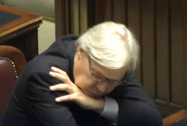 Vittorio Sgarbi crolla dal sonno durante i funerali di Napolitano