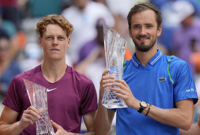 Jannik Sinner e Daniil Medvedev (foto Lapresse)