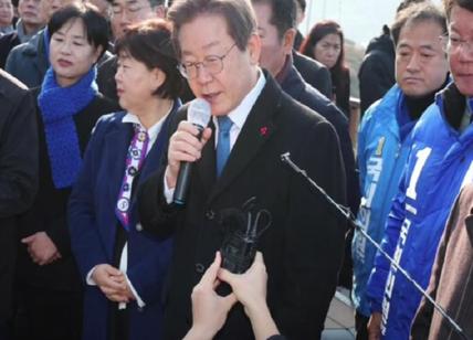 Corea del Sud, accoltellato al collo il leader dell'opposizione Lee Jae-myung