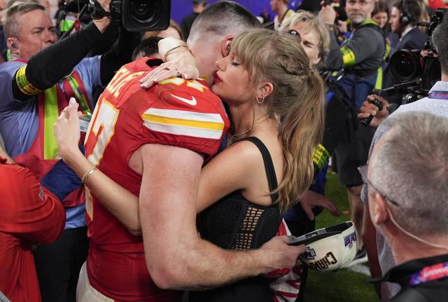 Taylor Swift e Travis Kelce (foto Lapresse)