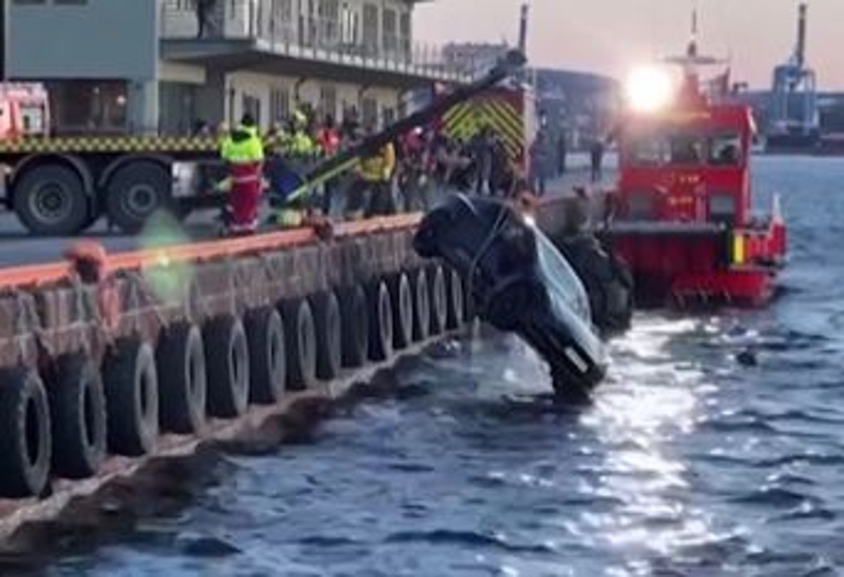 Tesla Cade In Mare Persone A Bordo Salvate Da Una Sauna Galleggiante