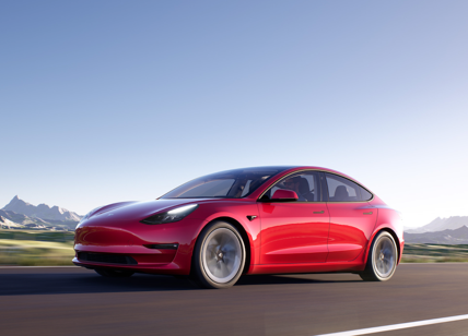 Tesla taglia il prezzo della Model 3 per benficiare degli incentivi