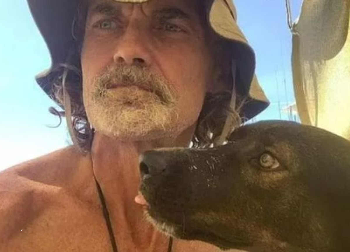 Un uomo e il suo cane alla deriva nell'Oceano Pacifico per due mesi: salvi