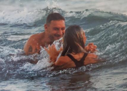 Totti e Noemi Bocchi più uniti che mai, che passione a Sabaudia - FOTO