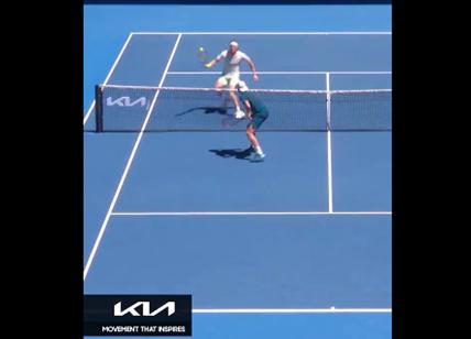 Tsitsipas vola sopra la rete, il punto che infiamma l'Australian Open 2024
